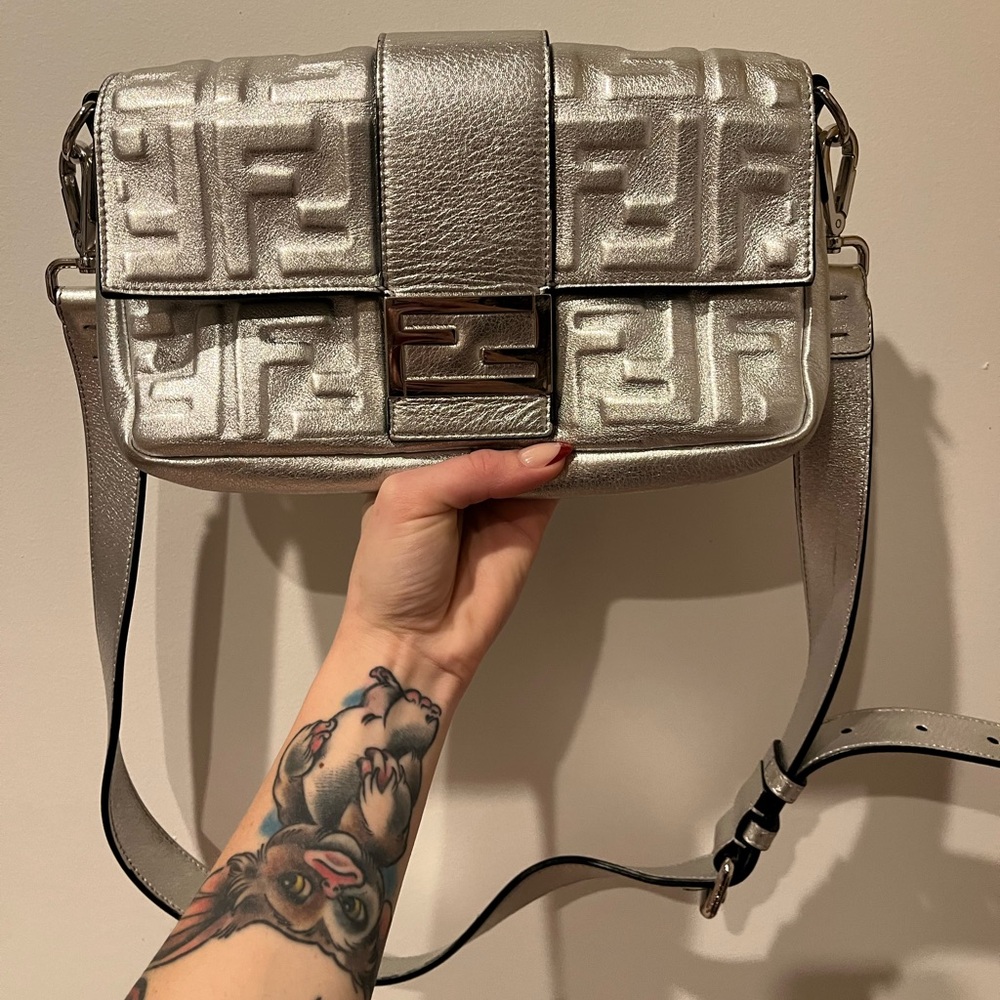 FENDI small zucca baguette bag in silver embossed leather 💋